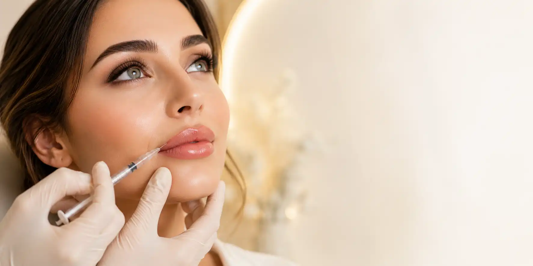 تزریق فیلر و ژل لب برای فرم‌دهی طبیعی چهره در کلینیک زیبایی گلسا نیشابور